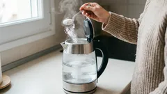 Zamiast octu i sody oczyszczonej dodaję ten niedrogi proszek. Kamień znika z czajnika jak za dotknięciem czarodziejskiej różdżki.