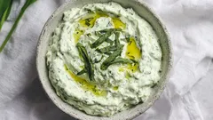 Wiosenny dżadżiki z dzikim czosnkiem: jeden prosty krok do przygotowania kremowego sosu.