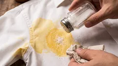 Jak usunąć plamy z oleju z ubrań: babcina sztuczka