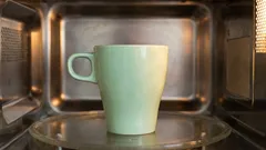 Jak bezpiecznie podgrzać wodę lub mleko: czajnik, rondel czy mikrofalówka?