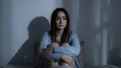 Dlaczego ciągle budzisz się w nocy? Proste wyjaśnienie, jak odzyskać spokój.