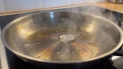 Patelnia się przywiera: jak prawidłowo ją rozgrzać i dlaczego kropla wody wskazuje idealną temperaturę