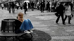 Czemu czujesz samotność wśród znajomych? 7 subtelnych sygnałów, że grasz rolę