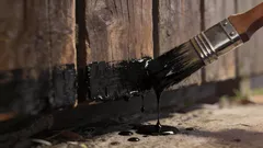 Ogrodzenie zaczyna gnić najpierw u podstawy: stara sztuczka z zużytym olejem i tym, czym go zastąpić.