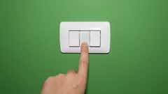 Czy lepiej zostawić światło włączone, czy wyłączyć je i ponownie włączyć: co zużywa więcej energii?